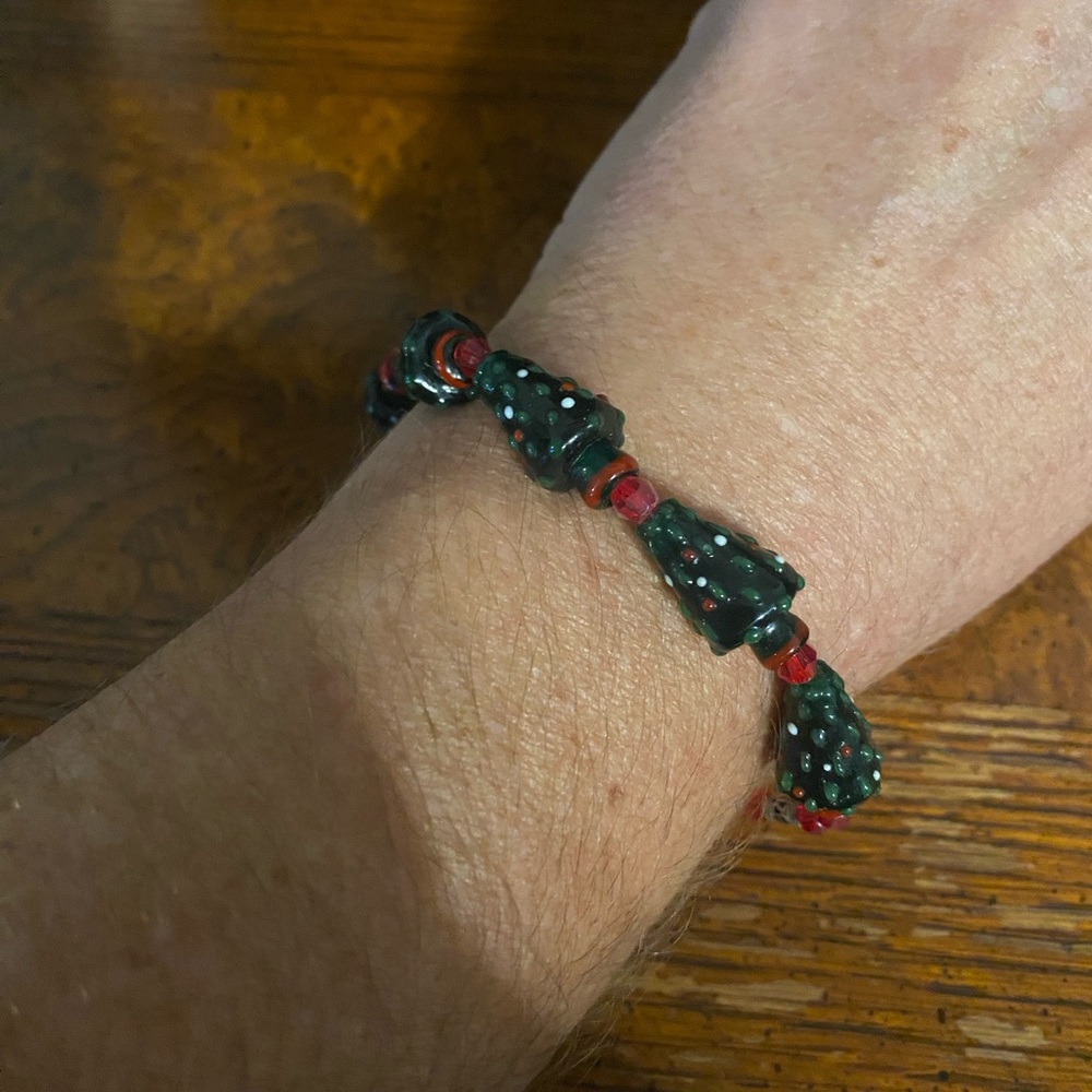 Festive Green and Red Christmas Tree Lampwork Beaded Bracelet
